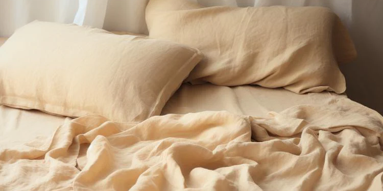 How do natural dyes enhance the uniqueness of organic duvet covers?